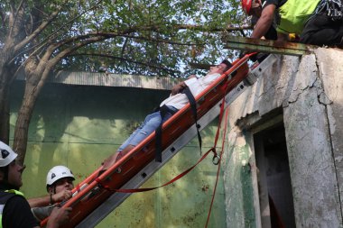 Sofya, Bulgaristan - 5 Aralık 2019: Bulgar Kızılhaç Gençlik (BRCY) gönüllüleri bir itfaiye teşkilatıyla eğitime katıldı. Deprem ve doğal afet yangınından sonra insanlara ilk yardım yardımı sağlıyorlar..