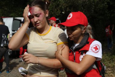 Sofya, Bulgaristan - 5 Aralık 2019: Bulgar Kızılhaç Gençlik (BRCY) gönüllüleri bir itfaiye teşkilatıyla eğitime katıldı. Deprem ve doğal afet yangınından sonra insanlara ilk yardım yardımı sağlıyorlar..