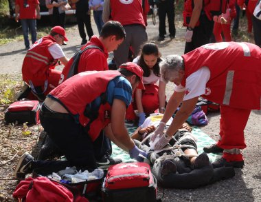 Sofya, Bulgaristan - 5 Aralık 2019: Bulgar Kızılhaç Gençlik (BRCY) gönüllüleri bir itfaiye teşkilatıyla eğitime katıldı. Deprem ve doğal afet yangınından sonra insanlara ilk yardım yardımı sağlıyorlar..