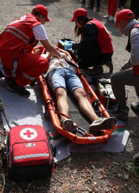 Sofya, Bulgaristan - 5 Aralık 2019: Bulgar Kızılhaç Gençlik (BRCY) gönüllüleri bir itfaiye teşkilatıyla eğitime katıldı. Deprem ve doğal afet yangınından sonra insanlara ilk yardım yardımı sağlıyorlar..