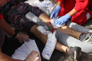 Sofya, Bulgaristan - 5 Aralık 2019: Bulgar Kızılhaç Gençlik (BRCY) gönüllüleri bir itfaiye teşkilatıyla eğitime katıldı. Deprem ve doğal afet yangınından sonra insanlara ilk yardım yardımı sağlıyorlar..