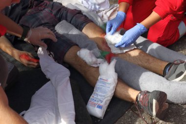 Sofya, Bulgaristan - 5 Aralık 2019: Bulgar Kızılhaç Gençlik (BRCY) gönüllüleri bir itfaiye teşkilatıyla eğitime katıldı. Deprem ve doğal afet yangınından sonra insanlara ilk yardım yardımı sağlıyorlar..
