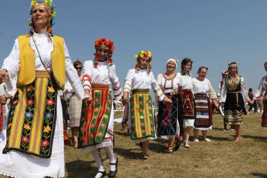 Arbanassi, Bulgaristan - 22 Temmuz 2017: Geleneksel folklor kostümlü insanlar Bulgaristan 'ın Arbanassi kasabasındaki Ulusal folklor fuarında halk dansları horosu yaptılar 