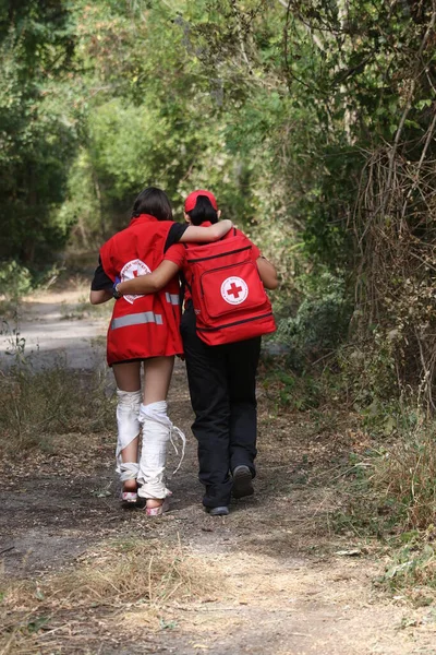 索菲亚 保加利亚 2019年12月5日 保加利亚红十字会 Brcy 的志愿者参加消防部门的培训 它们有助于在地震和自然灾害发生后向人们提供急救 — 图库照片