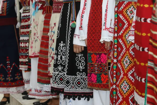 伝統的なブルガリアの本格的な民俗服 — ストック写真