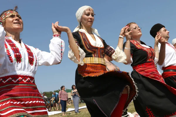 Arbanassi Bulgarije Juli 2017 Mensen Traditionele Folkloristische Kostuums Voeren Volksdanshoro — Stockfoto