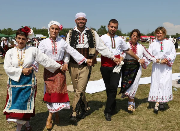 Arbanassi Bulgarien Juli 2017 Människor Traditionella Folkdräkter Utför Folkdans Horo — Stockfoto