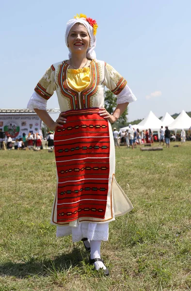 Arbanassi Bulgarien Juli 2017 Kvinna Traditionella Folkdräkter National Folklore Fair — Stockfoto
