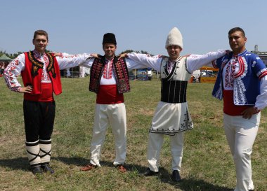 Arbanassi, Bulgaristan - 22 Temmuz 2017: Bulgaristan 'ın Arbanassi kasabasındaki Ulusal folklor fuarında geleneksel folklor kostümlü insanlar