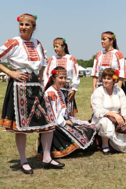 Arbanassi, Bulgaristan - 22 Temmuz 2017: Bulgaristan 'ın Arbanassi kasabasındaki Ulusal folklor fuarında geleneksel folklor kostümlü insanlar