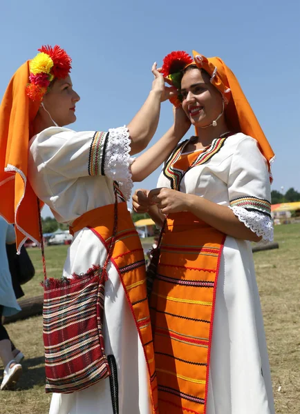 Arbanassi Bulgarien Juli 2017 Kvinna Traditionella Folkdräkter National Folklore Fair — Stockfoto