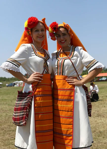ブルガリア アルバンアッシ2017年7月22日 ブルガリア アルバンアッシ村における民俗衣装を着た女性 — ストック写真