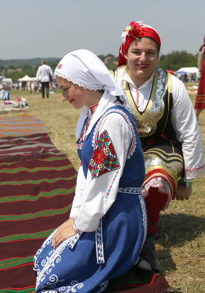 保加利亚阿巴纳西 2017年7月22日 在保加利亚阿巴纳西村的国家民俗博览会上身着传统民俗服装的妇女 — 图库照片