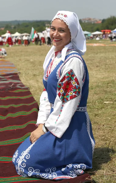 Arbanassi Bulgaria Julio 2017 Mujer Con Trajes Folclóricos Tradicionales Feria — Foto de Stock