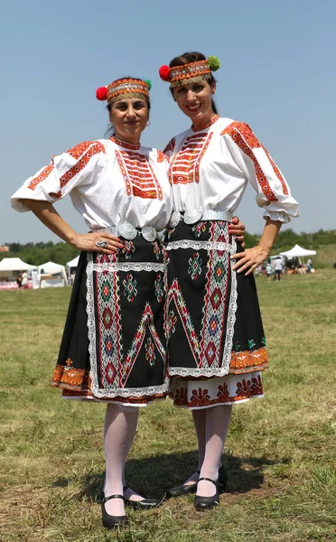ブルガリア アルバンアッシ2017年7月22日 ブルガリア アルバンアッシ村における民俗衣装を着た女性 — ストック写真