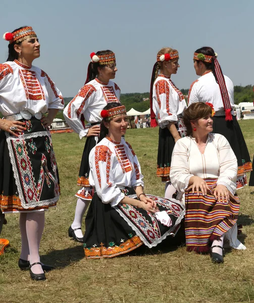 Arbanassi Bulgaria July 2017 Άνθρωποι Παραδοσιακές Φορεσιές Στην Εθνική Λαογραφική — Φωτογραφία Αρχείου