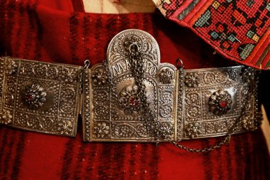 Bulgaristan 'dan gelen kostümlerin otantik halk tarzı ayrıntıları. Bulgaristan 'dan otantik halk kostümleri