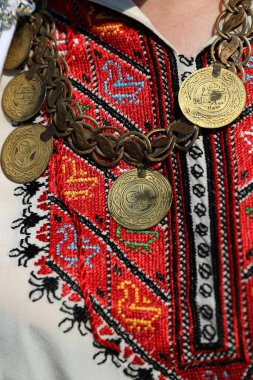 Bulgaristan 'dan gelen kostümlerin otantik halk tarzı ayrıntıları. Bulgaristan 'dan otantik halk kostümleri
