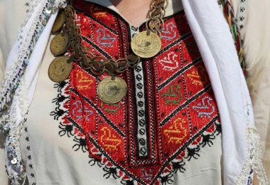 Bulgaristan 'dan gelen kostümlerin otantik halk tarzı ayrıntıları. Bulgaristan 'dan otantik halk kostümleri