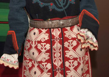 Bulgaristan 'dan gelen kostümlerin otantik halk tarzı ayrıntıları