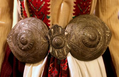 Bulgaristan 'dan gelen kostümlerin otantik halk tarzı ayrıntıları