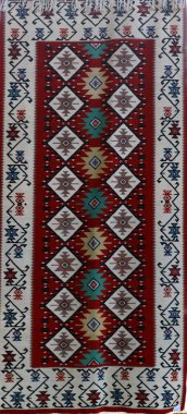 Etnik ve halk desenli el yapımı halı.