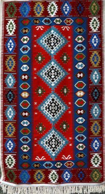 Etnik ve halk desenli el yapımı halı.