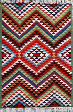 Etnik ve halk desenli el yapımı halı.