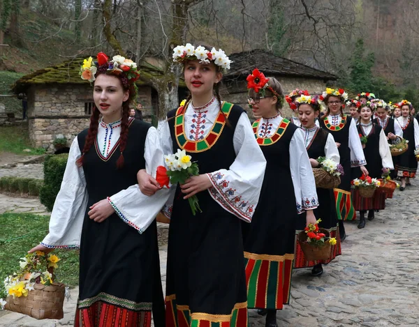 Gabrovo Bulgaria Április 2017 Lányok Díszítik Színes Gazdag Módon Hajukat — Stock Fotó