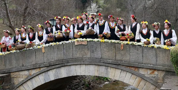 Gabrovo Bulgarië April 2017 Meisjes Versieren Een Kleurrijke Rijke Manier — Stockfoto