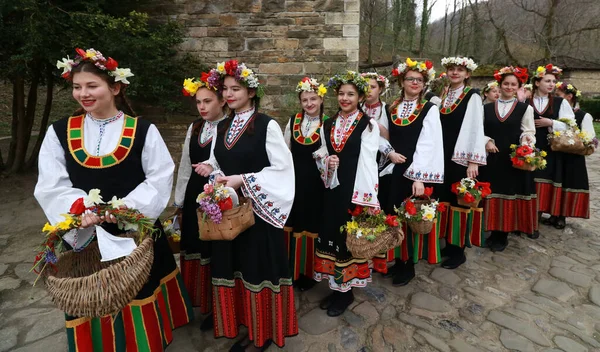 Gabrovo, Bulgarya- 8 Nisan 2017: Kızlar saçlarını renkli ve zengin bir şekilde dekore ediyor ve köyde şarkı söyleyip dans ediyorlar, bu şekilde evlenmeye hazır olduklarını gösteriyorlar.