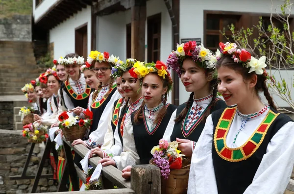 Gabrovo Bulgária Abril 2017 Meninas Decoram Forma Colorida Rica Seus — Fotografia de Stock