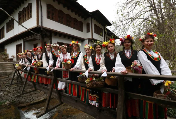 Gabrovo Bulgaria Április 2017 Lányok Díszítik Színes Gazdag Módon Hajukat — Stock Fotó