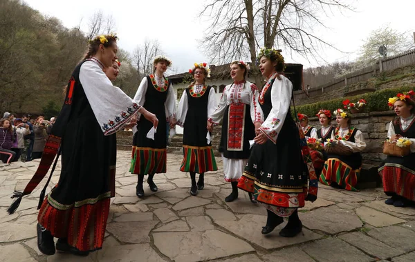 Gabrovo Bulgaria Απριλίου 2017 Κορίτσια Στολίζουν Πολύχρωμο Και Πλούσιο Τρόπο — Φωτογραφία Αρχείου