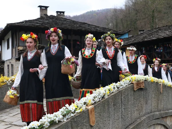 Gabrovo, Bulgarya- 8 Nisan 2017: Kızlar saçlarını renkli ve zengin bir şekilde dekore ediyor ve köyde şarkı söyleyip dans ediyorlar, bu şekilde evlenmeye hazır olduklarını gösteriyorlar.