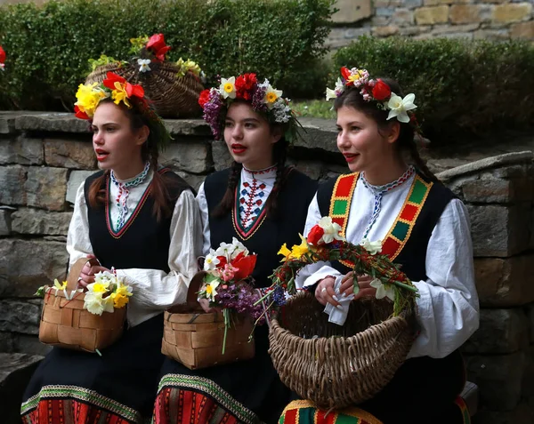 Gabrovo Bulgaria Dubna 2017 Dívky Zdobí Pestrobarevným Bohatým Způsobem Své — Stock fotografie