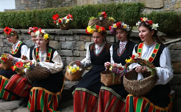 ガブロヴォ ブルガリア 2017年4月8日 女の子はカラフルで豊かな方法で自分の髪を飾り 村の歌や踊りを歌いながら周りに行く このように彼らが結婚する準備ができていることを示す — ストック写真
