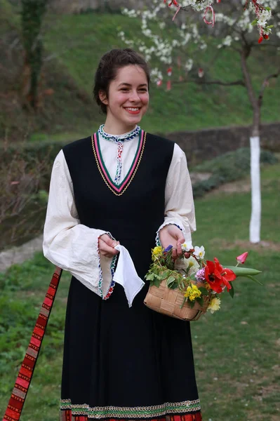 Gabrovo Bulgarien April 2017 Flickorna Dekorera Ett Färgstarkt Och Rikt — Stockfoto