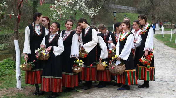 Gabrovo Bulgaria Dubna 2017 Dívky Zdobí Pestrobarevným Bohatým Způsobem Své — Stock fotografie