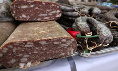 Lukanka, Bulgar mutfağına özgü bir Bulgar salamı. Lukanka yarı kurumuş, düz silindirik silindirik bir şekli ve normalde beyaz mantarla kaplı olan bir derinin içinde kahverengimsi kırmızı bir iç kısmı var.