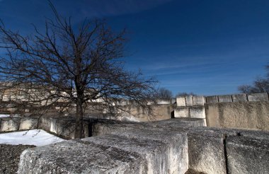 Pliska Sarayı Harabeleri. Bulgaristan 'ın ortaçağ kenti Pliska' daki sarayın manzarası yıkılıyor