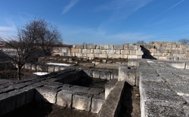 Pliska Sarayı Harabeleri. Bulgaristan 'ın ortaçağ kenti Pliska' daki sarayın manzarası yıkılıyor