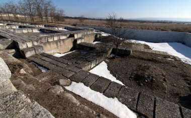 Pliska Sarayı Harabeleri. Bulgaristan 'ın ortaçağ kenti Pliska' daki sarayın manzarası yıkılıyor