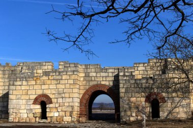 Pliska Sarayı Harabeleri. Bulgaristan 'ın ortaçağ kenti Pliska' daki sarayın manzarası yıkılıyor