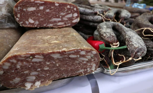 Lukanka, Bulgar mutfağına özgü bir Bulgar salamı. Lukanka yarı kurumuş, düz silindirik silindirik bir şekli ve normalde beyaz mantarla kaplı olan bir derinin içinde kahverengimsi kırmızı bir iç kısmı var.