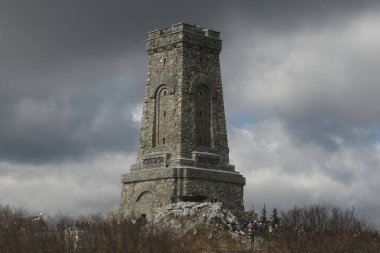 Shipka zirvesi, Bulgaristan - 3 Mart 2016: Bulgaristan 'ın kurtuluşunun bir simgesi olan Şipka zirvesi anıtının merkezindeki insanlar. 3 Mart Bulgaristan 'ın Ulusal Günü