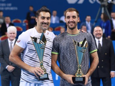 Sofya, Bulgaristan - 12 Şubat 2017: Nenad Zimonjiç ve Viktor Troicki Sofya Açık tenis turnuvası için kupa ile poz verdiler
