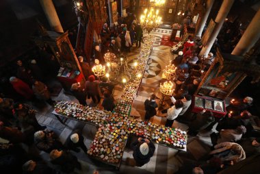 Blagoevgrad, Bulgaristan - 10 Şubat 2017: Çavuş Haralampiyiyye onuruna yüzlerce kavanoz bal rütbesi. Ayin eşsiz ve sadece Blagoevgrad tapınağında yapılıyor. Kutsal Bakire..