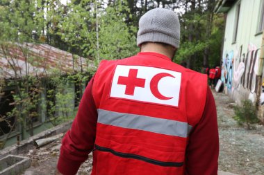 Üniforma üzerinde Kızıl Haç ve Kızıl Hilal sembolü olan detaylar. Kızıl Haç ve Kızıl Hilal, savaş veya doğal afet kurbanlarına yardım sağlayan uluslararası insani kuruluşlardır.