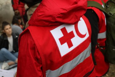 Üniforma üzerinde Kızıl Haç ve Kızıl Hilal sembolü olan detaylar. Kızıl Haç ve Kızıl Hilal, savaş veya doğal afet kurbanlarına yardım sağlayan uluslararası insani kuruluşlardır.